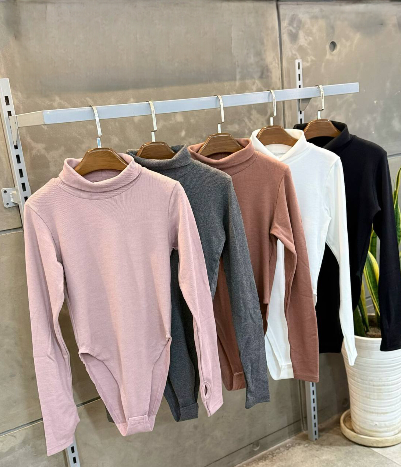 بادی زنانه آستین بلند یقه اسکی مدل فینگر دار